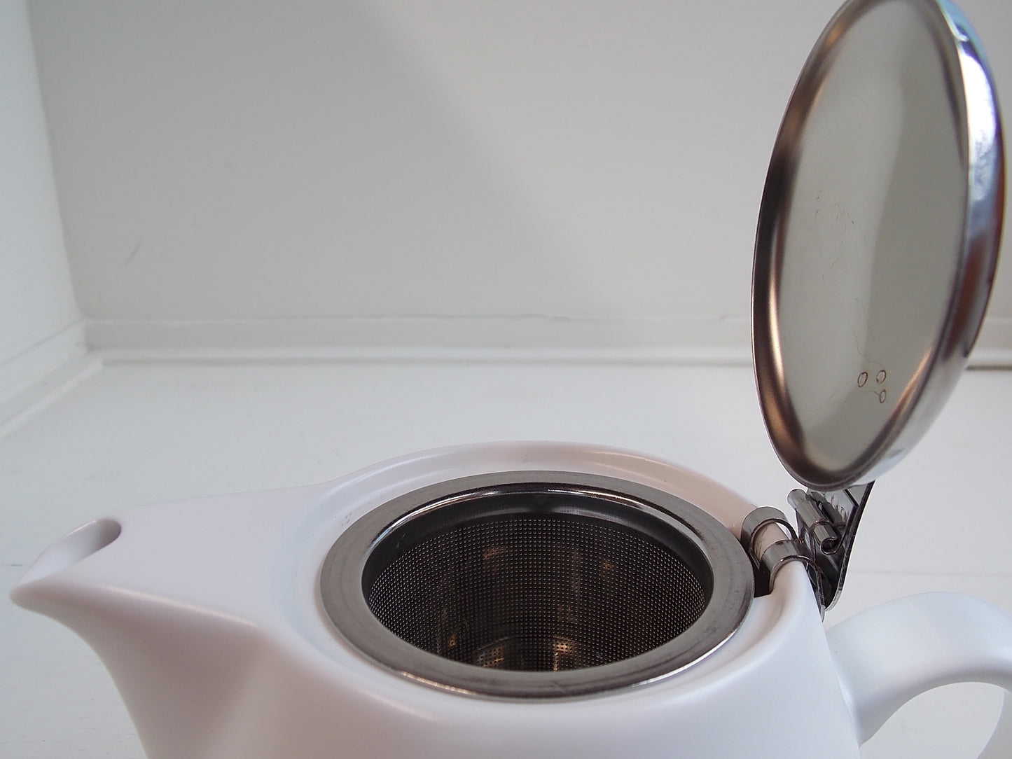 Small Retro Style Pot Bellied Infuser Teapot Black